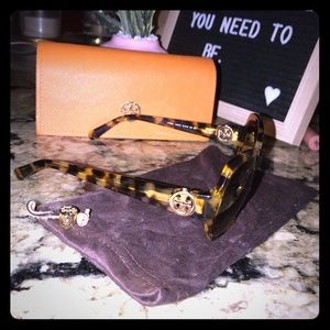 *SOLD* Tory Burch Oversized Sunnies